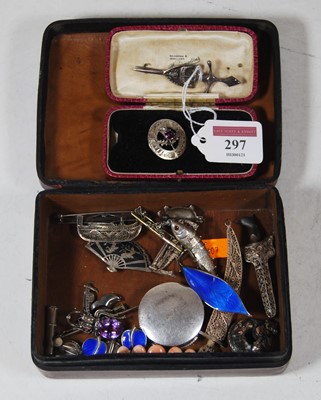 Lot 297 - Asmall collection of miscellaneous jewellery,...