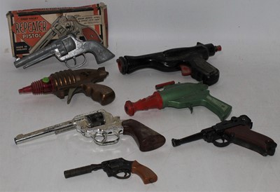 Lot 2507 - Small group of 7 toy guns includes a boxed...