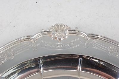 Lot 1098 - A George V silver meat dish, of oval form, the...