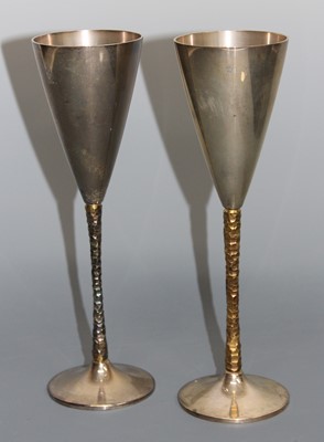 Lot 123 - A pair of silver wine goblets by Stuart Devlin...
