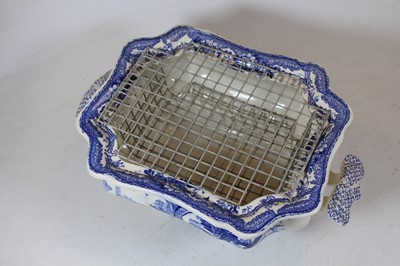 Lot 68 - A box of miscellaneous china, to include blue...