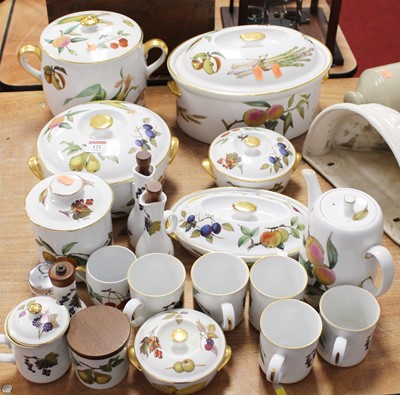 Lot 121 - A collection of Royal Worcester tablewares in...