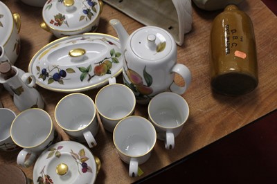 Lot 121 - A collection of Royal Worcester tablewares in...