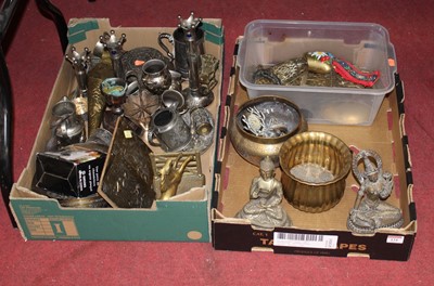 Lot 134 - Two boxes of miscellaneous metalware, to...