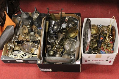 Lot 143 - Two boxes of miscellaneous metalware, to...