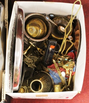 Lot 143 - Two boxes of miscellaneous metalware, to...