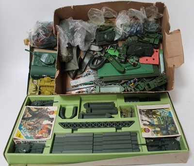 Lot 806 - A group of plastic military models unboxed...