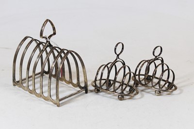 Lot 196 - A George V silver toast rack having six arched...