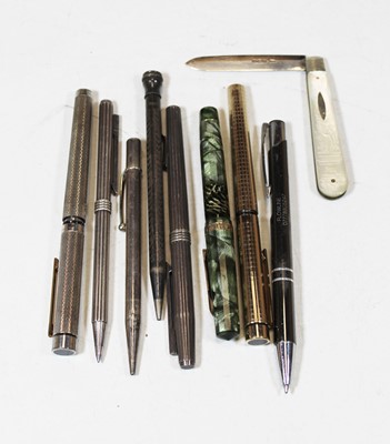 Lot 257 - A collection of various pens, to include a...