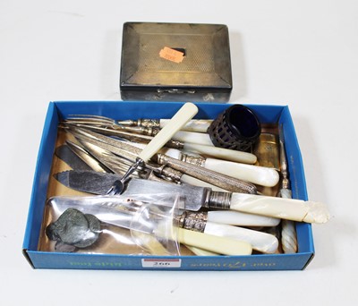 Lot 266 - A small collection of miscellaneous items to...