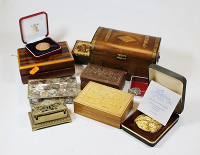 Lot 302 - A collection of miscellaneous items to include...