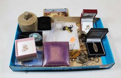Lot 304 - A collection of miscellaneous items to include...