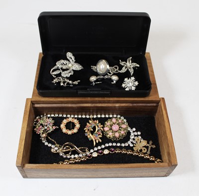 Lot 307 - A small collection of modern costume jewellery...