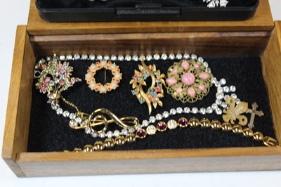 Lot 307 - A small collection of modern costume jewellery...