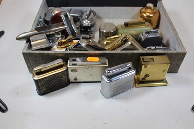 Lot 330 - A collection of assorted table cigarette...