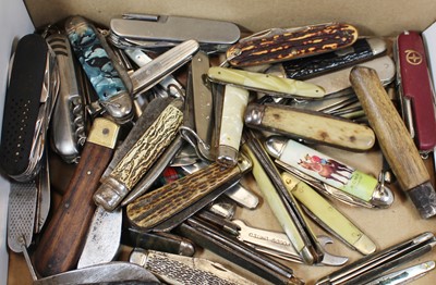 Lot 332 - A large collection of assorted pocket knives,...