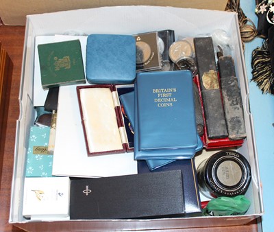 Lot 336 - A collection of miscellaneous items to include...