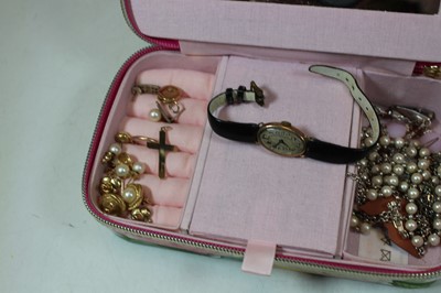 Lot 333 - A small collection of jewellery to include a...