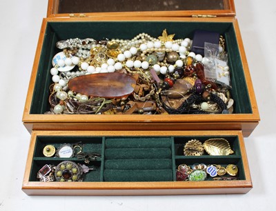 Lot 337 - A burr wood jewellery box and contents to...