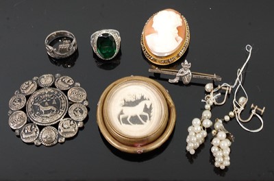 Lot 272 - Mixed jewellery, to include a carved shell...