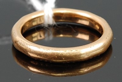 Lot 288 - An 18ct gold wedding band, 6.7g, size R