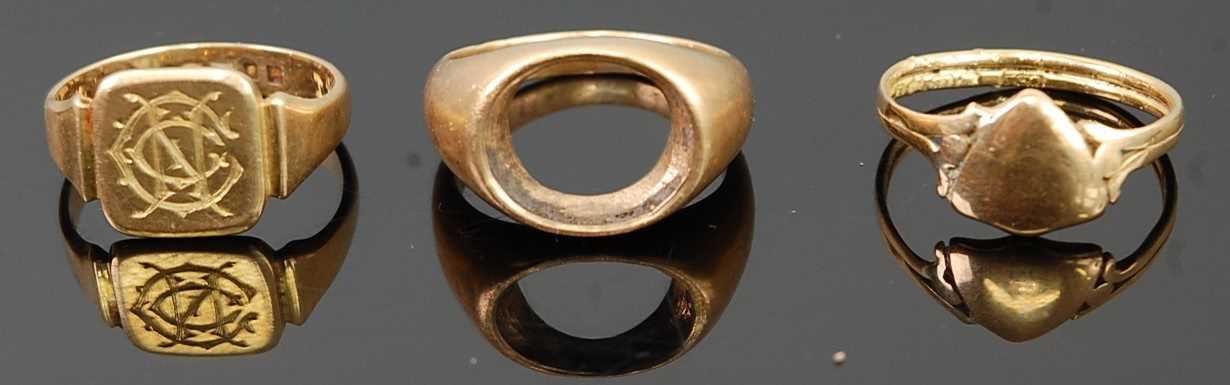Lot 292 - An 18ct gold gent's signet ring, size L; and...