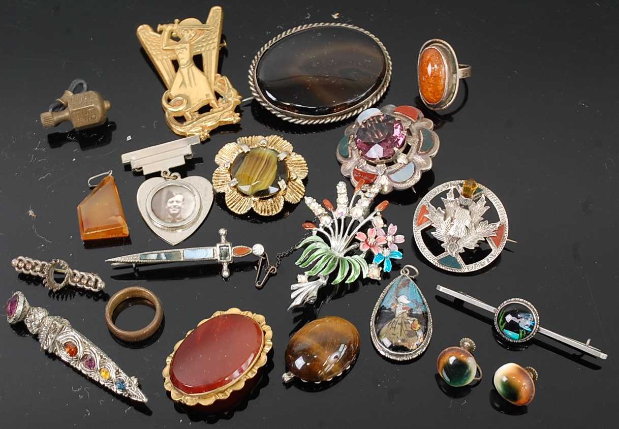 Lot 297 - Assorted costume jewellery, to include a...