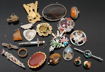 Lot 297 - Assorted costume jewellery, to include a...