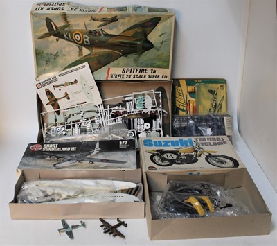 Lot 1029 - A group of 7 items, mainly kits, most have...