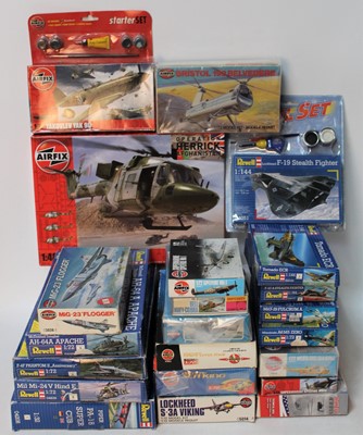 Lot 1038 - Large group of 22 mainly Airfix and Revell...