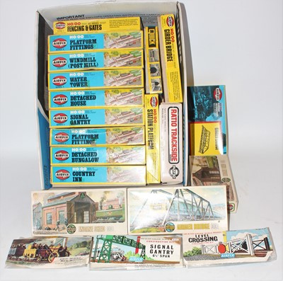 Lot 1052 - A group of 20 mainly Airfix railway related...