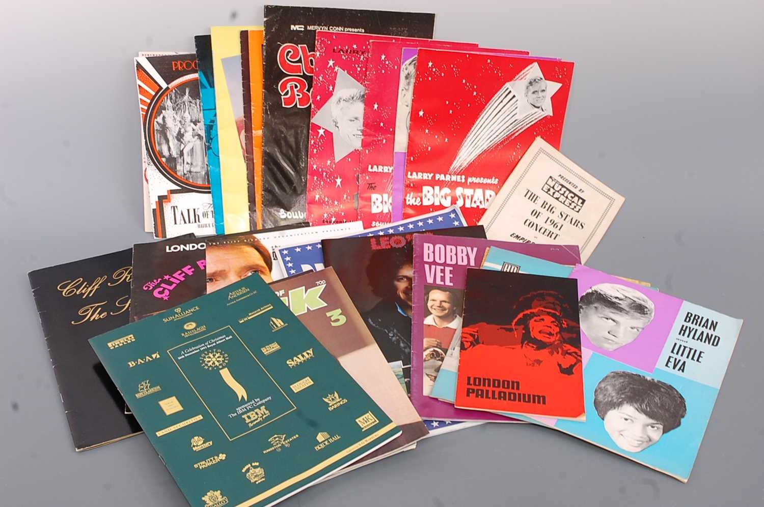 Lot 559 - A collection of 25 various concert programmes...