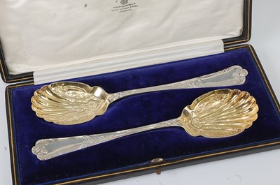 Lot 1155 - A cased pair of Edwardian silver serving...