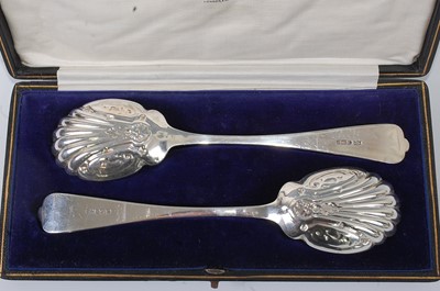 Lot 1155 - A cased pair of Edwardian silver serving...