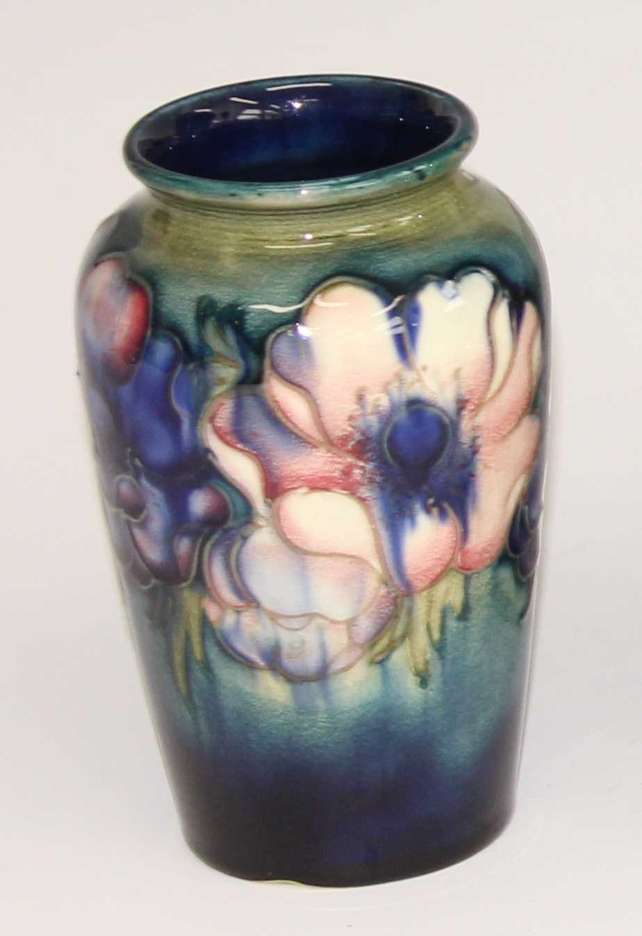 Lot 20 - An early 20th century Moorcroft Anemone...