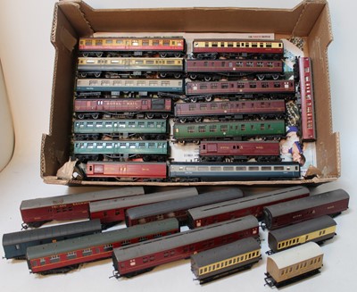 Lot 412 - Approx 22 mainly Triang coaches, variety of...