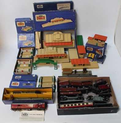 Lot 413 - Large tray of Hornby Dublo items: 2x D1...