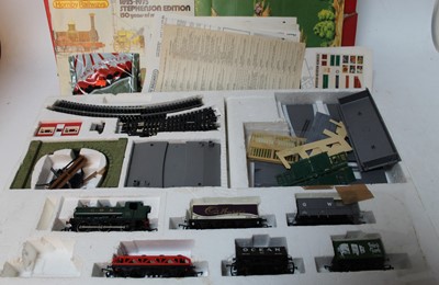 Lot 423 - A Hornby Railways boxed train set group to...