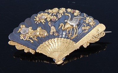 Lot 1236 - A yellow metal 'Japanned' fan shaped brooch,...