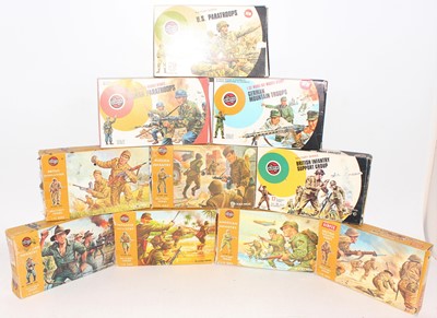 Lot 1053 - A group of 10 boxed Airfix 1:32 scale soldier...