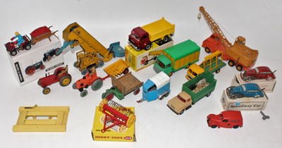 Lot 1433 - A group of 19 items, mainly farm related Dinky...