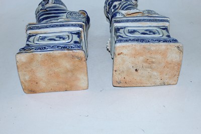 Lot 15 - A pair of reproduction blue & white glazed...