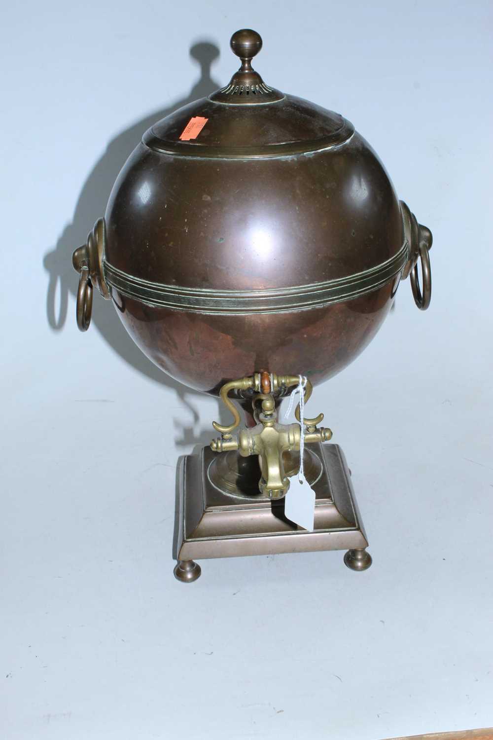 Lot 16 - An early 20th century copper samovar of...