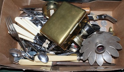 Lot 86 - A box of miscellaneous items to include loose...