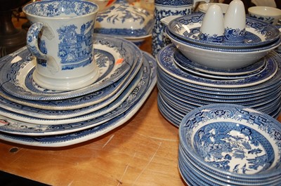 Lot 129 - A large collection of assorted blue & white...