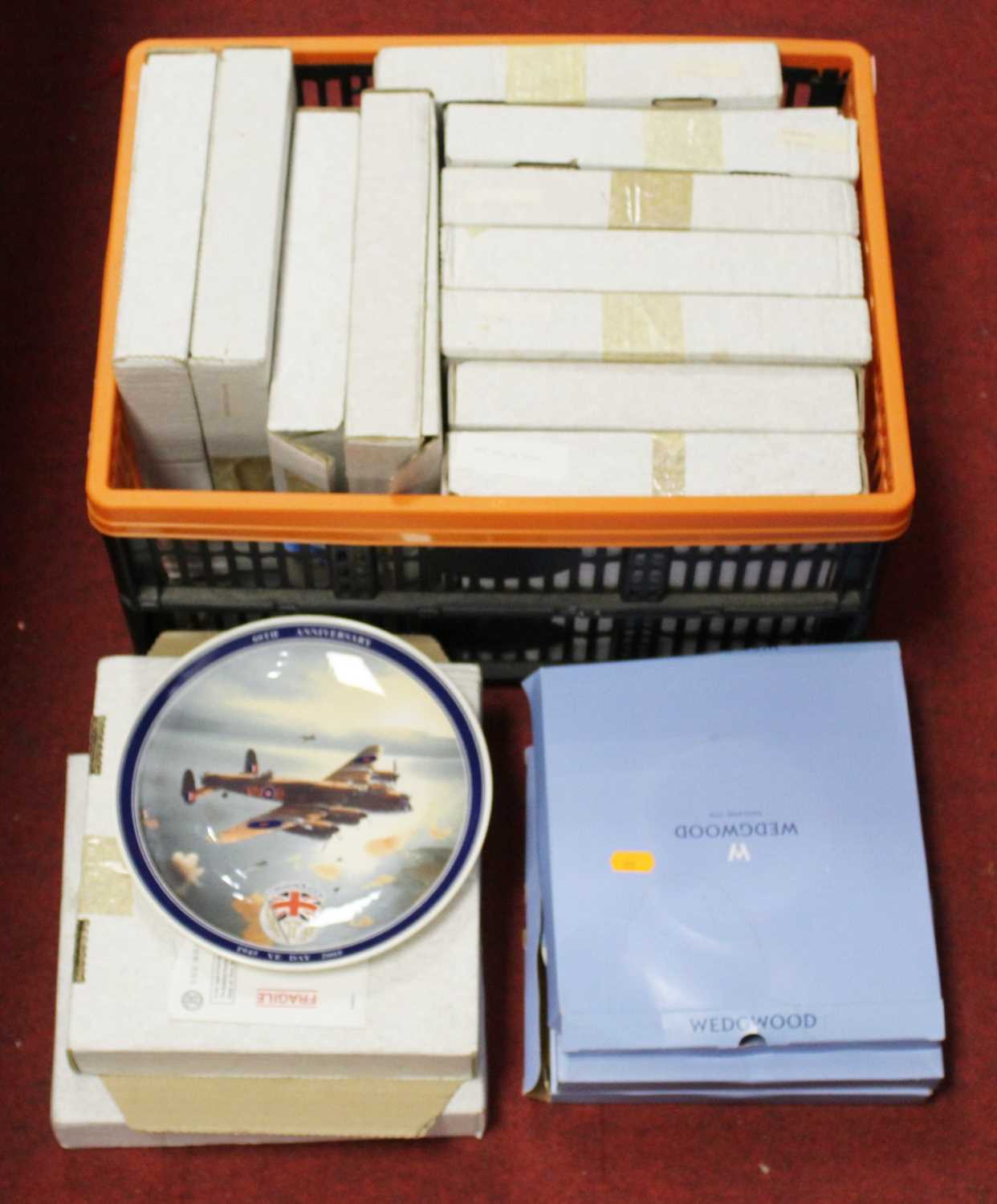 Lot 160 - A collection of assorted boxed collectors'...