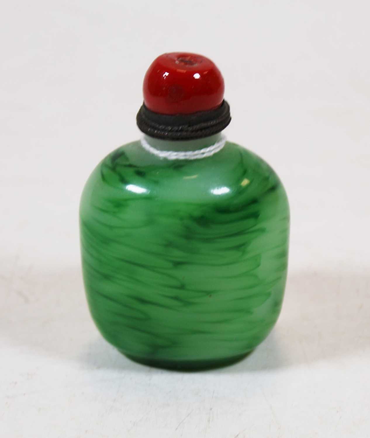Lot 222 - A 20th century Burmese green tinted snuff...