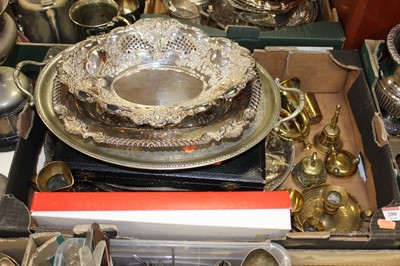 Lot 280 - A box of miscellaneous metalware, to include...