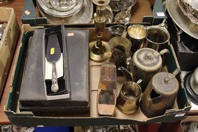 Lot 283 - A box of miscellaneous items, to include a...