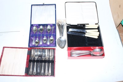 Lot 285 - A box of miscellaneous cased and loose silver...